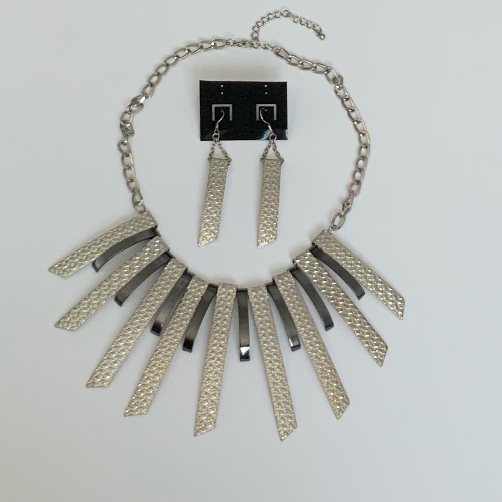 UNWORN! EARRINGS AND NECKLACE SET. Silver.